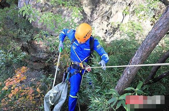 【行走的清洁工】张家界志愿者绝壁捡垃圾上热搜