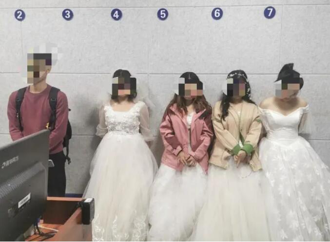 臭美不要命！4女子铁轨上拍婚纱照被罚 警察拍下四人婚纱合照