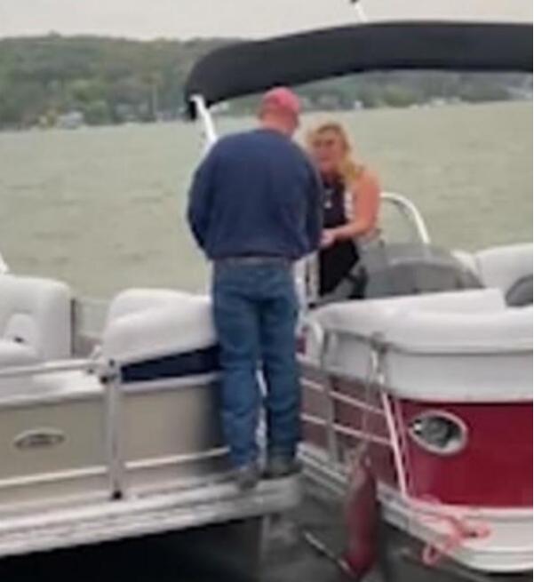 【迷惑行为大赏】男生藏快递箱求婚被他人错拆上热搜