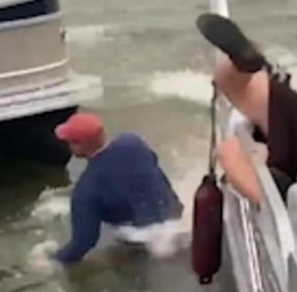 【迷惑行为大赏】男生藏快递箱求婚被他人错拆上热搜