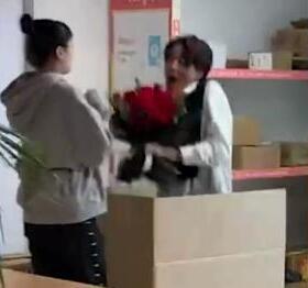 【迷惑行为大赏】男生藏快递箱求婚被他人错拆上热搜