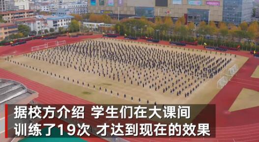 【吃瓜围观】近2500名中学生贪吃蛇式跑操上热搜