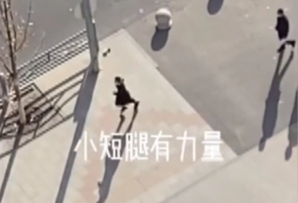 奔跑吧，打工人！女孩每天狂奔踩点上班被老板拍下