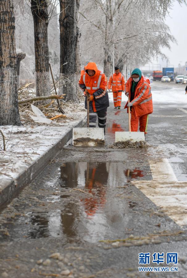 长春遭遇罕见强雨雪大风冰冻天气