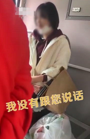 什么仇怨？女子公交上摘口罩吃榴莲 遭劝阻后竟开怼全车人