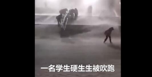 论体重的重要性!大学生在校园内被狂风暴雪吹走 打消了减肥的念头