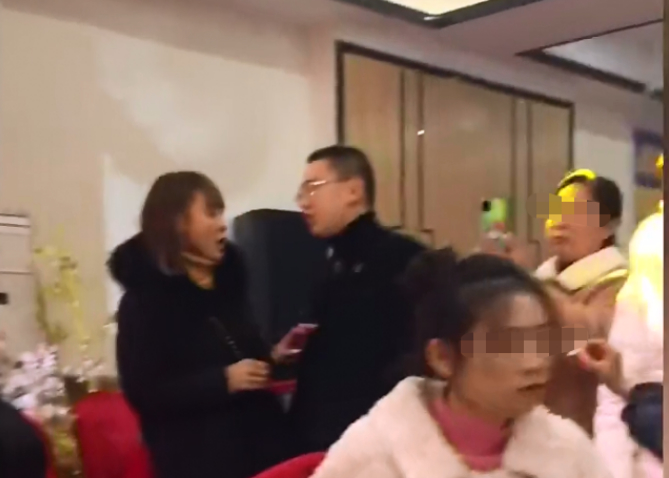 真相了！内衣不合身拒接亲新娘提出离婚，当地人:故意买小是让对方矮一头