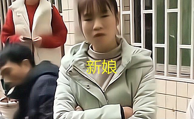 新娘父亲回应内衣不合身不让接亲，内衣不合身拒接亲新娘提出离婚