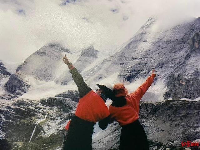 泪奔！男子病房向患癌女友求婚，现场太感人了