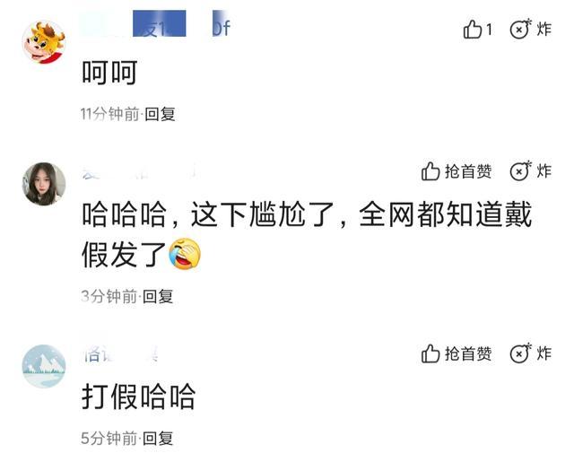 【哭笑不得】女孩景区喂猴被扯掉假发，猴子被吓坏了