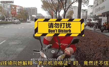 哭笑不得!广西一大妈逆行抓,竟掏出秋名山车神老司机证