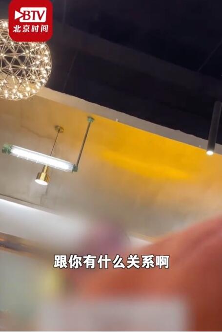 可恶！女子劝邻桌勿吸烟被泼不明液体 吸烟男：估计你怀不上孩子了