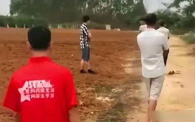 太荒唐!男子扫墓发现自家坟头被推平种甘蔗