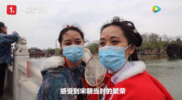 密集恐惧!上万游客挤满清明上河园石桥,现场具体啥样?