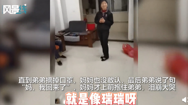 感动！因疫情一年未回家，儿子假装路人去妈妈摊位买鸡排