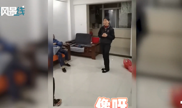 感动！因疫情一年未回家，儿子假装路人去妈妈摊位买鸡排