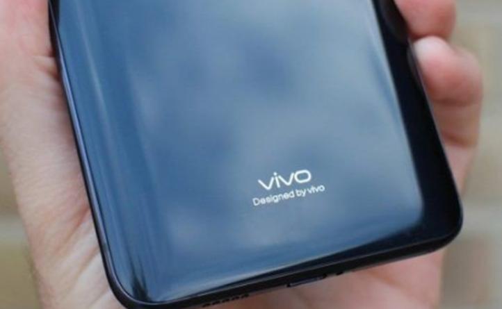 泄露的海报暗示了Vivo V19具有双自拍相机的变体