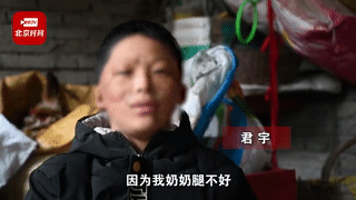 懂事得让人心疼！“奥特曼”路边摆摊卖樱桃，摘下面具后网友泪目了……