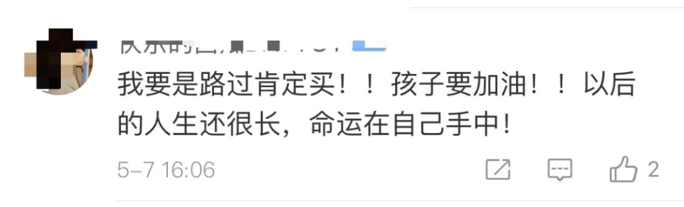 懂事得让人心疼！“奥特曼”路边摆摊卖樱桃，摘下面具后网友泪目了……