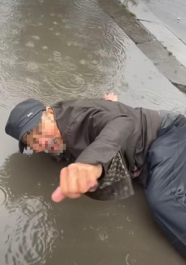 做好事时先保护好自己 男子雨中扶摔倒老人录视频自保