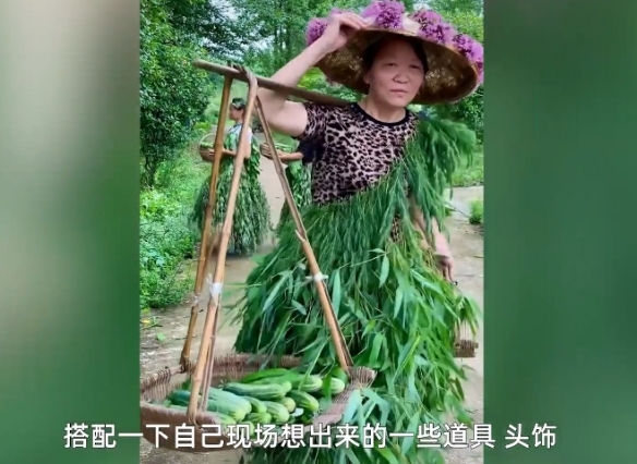 自信走猫步！另类推销，农村大妈抱自家蔬菜走秀