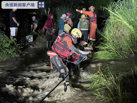 云南元江山洪被困26人全部被救出 1人遇难