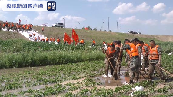 黑龙江黑河一堤坝出现多处管涌 武警官兵紧急处置